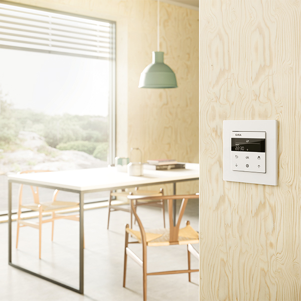 E2-flach_Sys3000-Jal+SchaltUhrDisplay_Rwg_Milieu-Wohnbereich_ISOcoated-v2_600x600px Smart Home Bedienpanel an einer Holzwand in einem Esszimmer